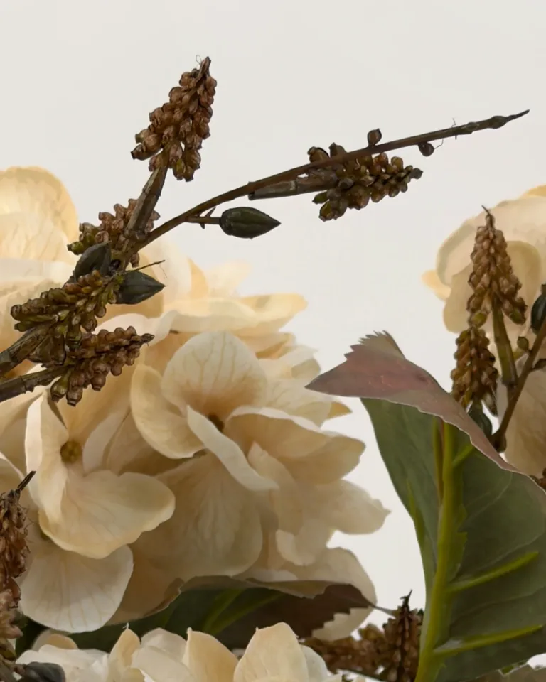 Odette. Weelderig rond boeket met crèmekleurige hortensia's.