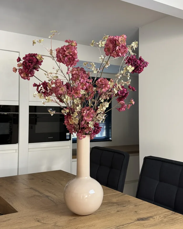 Zarelle roze-bordeaux veldboeket in een interieur
