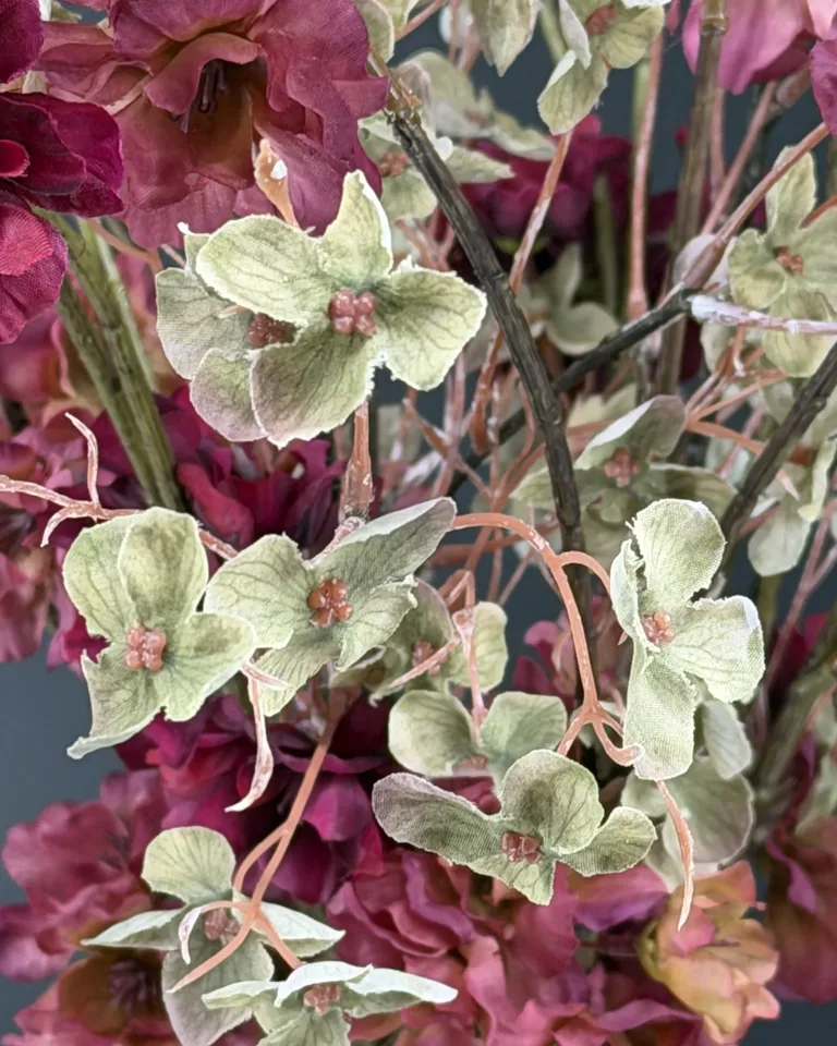 Detail van groene hortensia spray en bladeren in Zarelle boeket