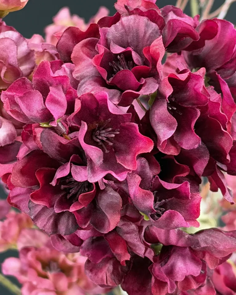 Detail van bordeaux en roze bloesem in Zarelle boeket