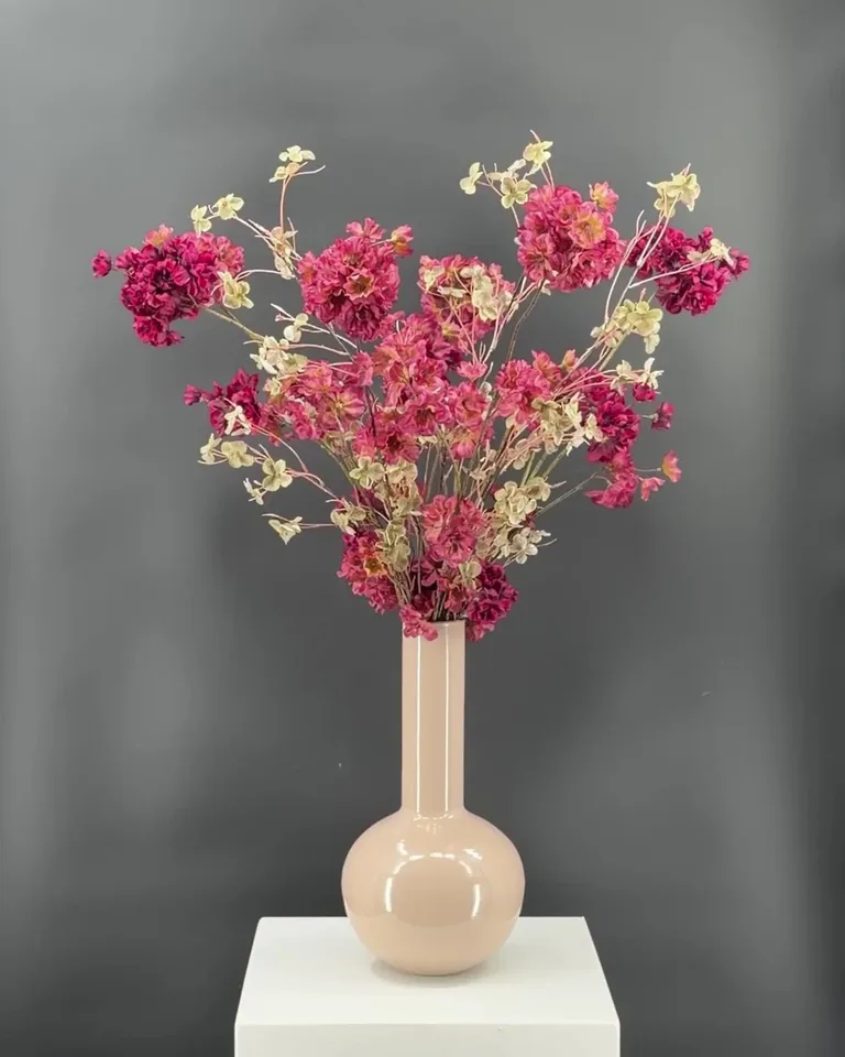 Zarelle roze-bordeaux veldboeket op witte sokkel