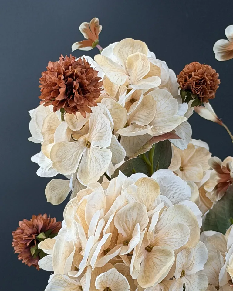 Detail van crème hortensia en bruine korenbloem in boeket Celeste.