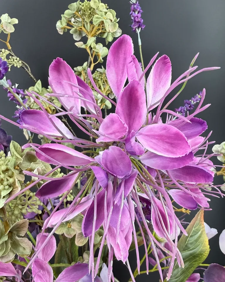 Detail van paarse hortensia, lavendel en roze bloemstelen.