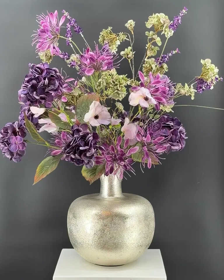 Paars-roze veldboeket met hortensia, lavendel en roze bloemen.