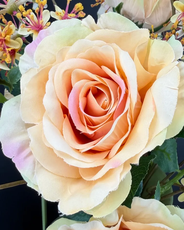 Detail van een zalmroze roos uit Rosa boeket.