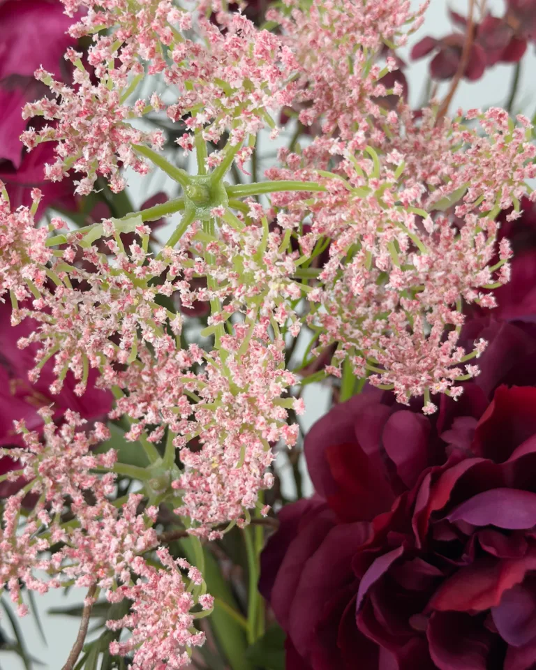 Amora. Fleurig asymmetrisch boeket in burgundy en roze tinten.
