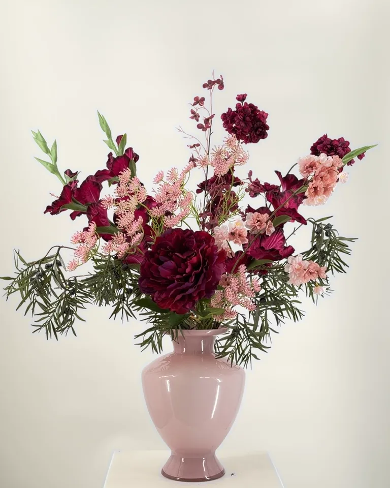 Amora. Fleurig asymmetrisch boeket in burgundy en roze tinten.