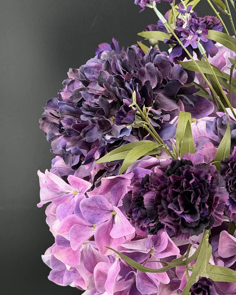Paars en roze boeket met hortensia’s en donkere paarse bloemen