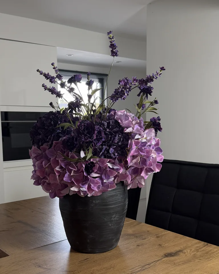 Paars en roze boeket met hortensia’s en donkere paarse bloemen