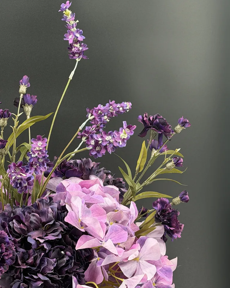 Paars en roze boeket met hortensia’s en donkere paarse bloemen