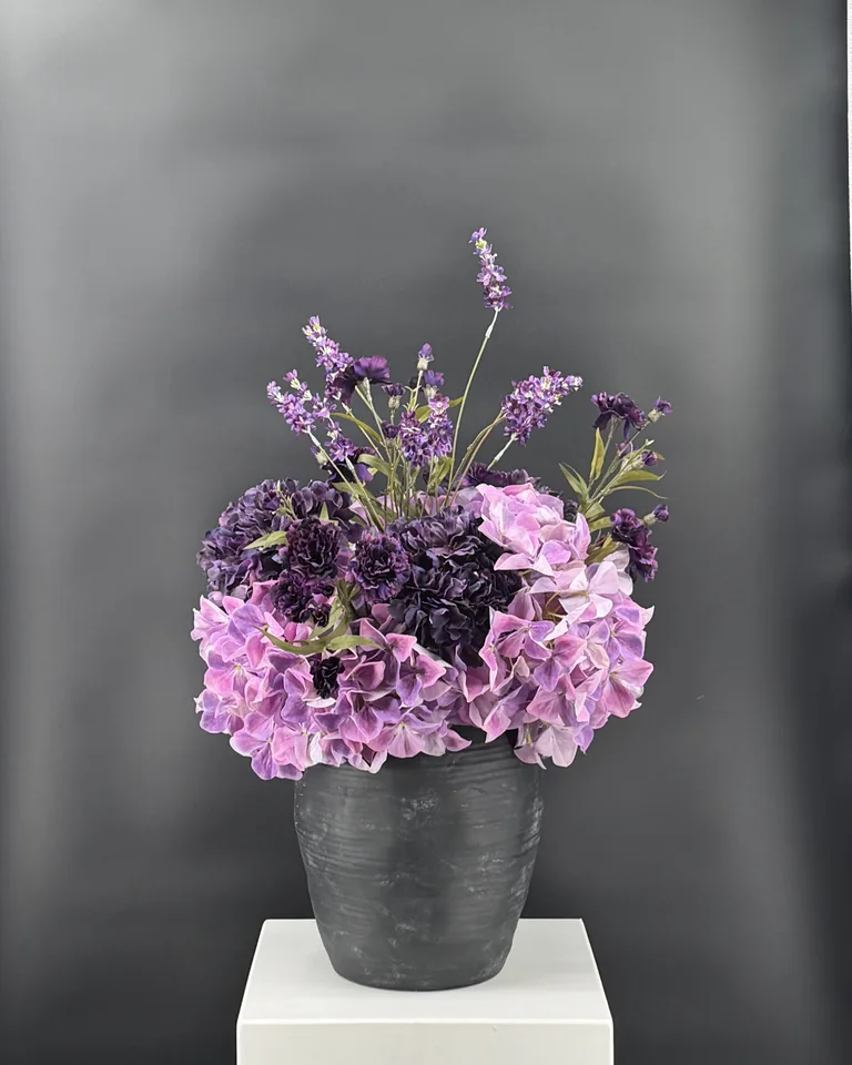 Paars en roze boeket met hortensia’s en donkere paarse bloemen