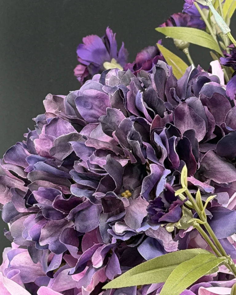Paars en roze boeket met hortensia’s en donkere paarse bloemen