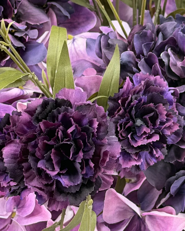 Paars en roze boeket met hortensia’s en donkere paarse bloemen