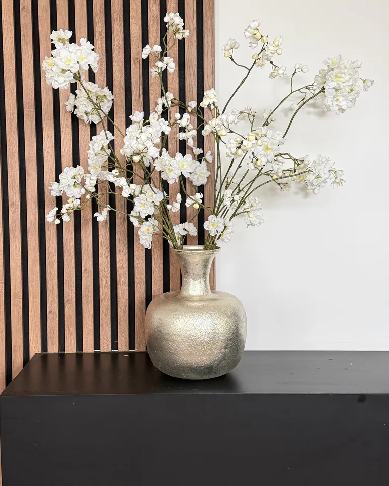 Livia wit veldboeket in een modern interieur met houten lattenwand