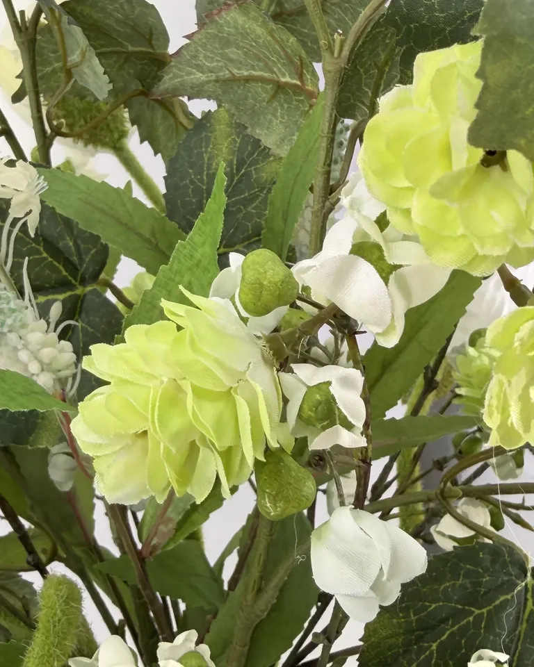 Faye. Luchtig veldboeket in fris wit en limegroen.