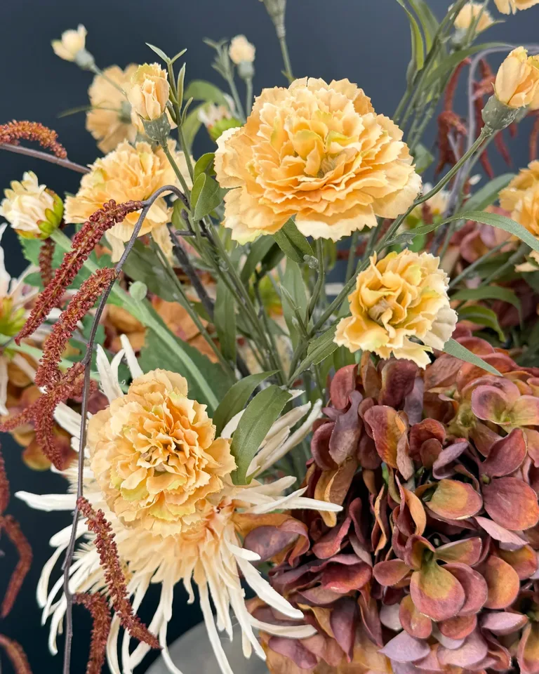 Crème achillea tussen groen salalblad, bruine hortensia en fijne corylis-takken in Bruna.