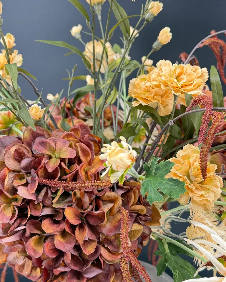 Detail van bruine hortensia, groen salalblad en crème achillea in boeket Bruna.