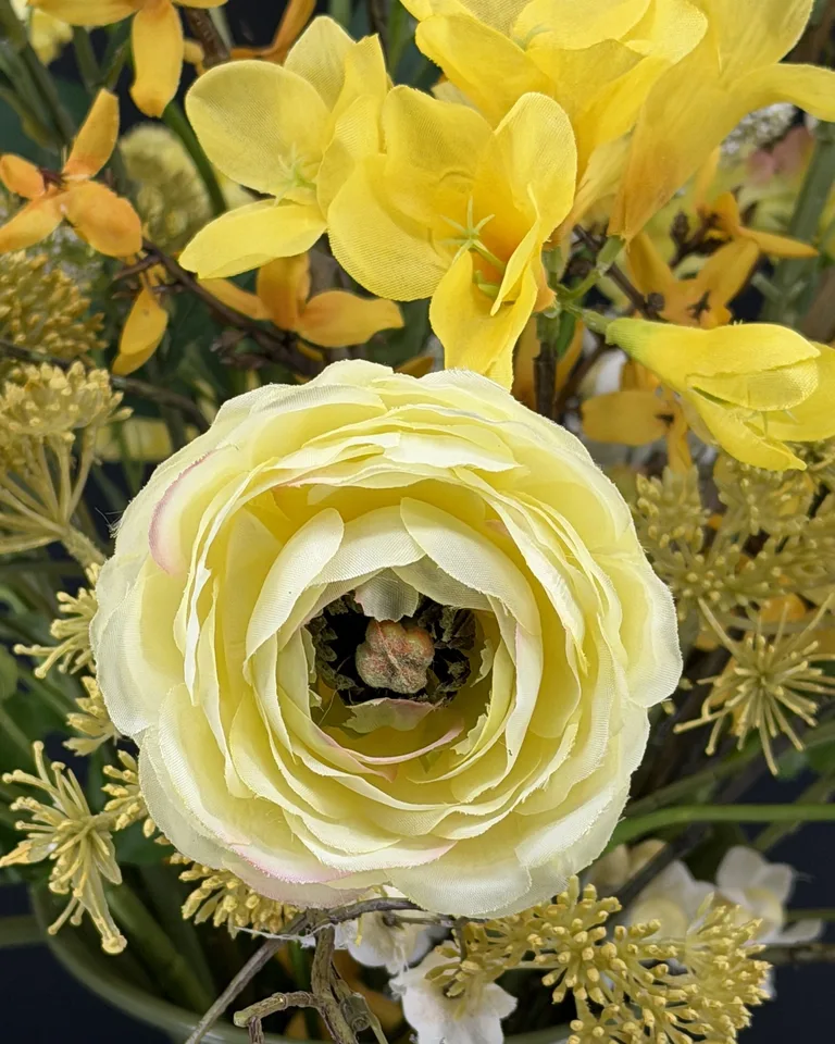 Zelora geel-wit veldboeket in groene vaas, met gele bloemen, witte bloesem en luchtige takken.