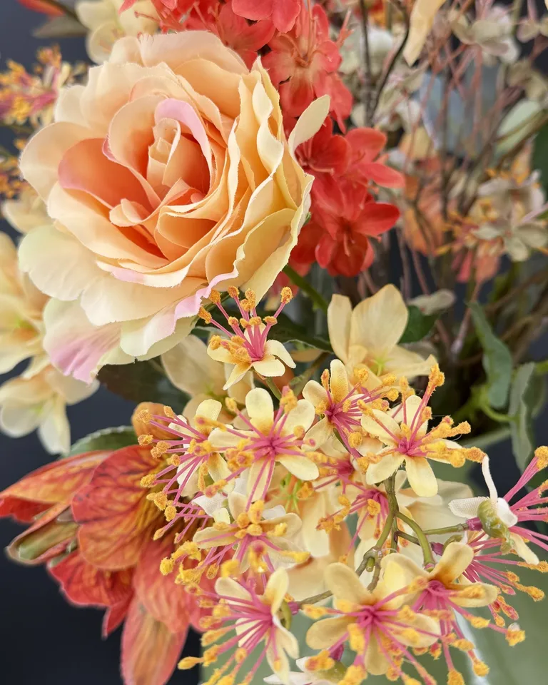 Detail van perzikkleurige roos, lichte bloemen en fijne bloesem in Solara