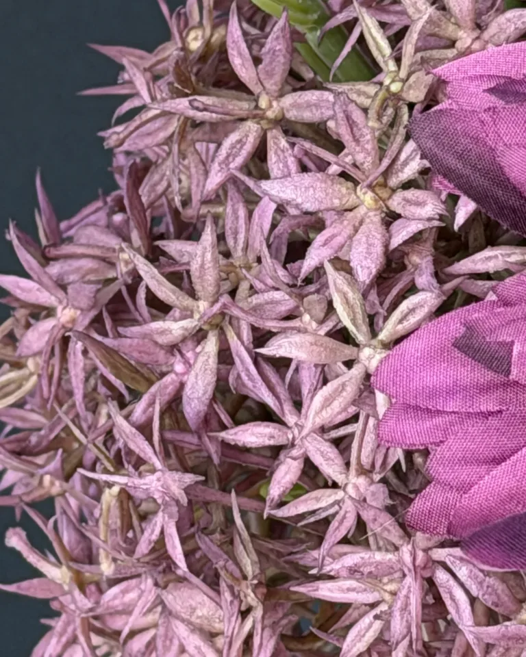 Detail van de fijne paarse Allium bij de vaashals van boeket Lyra.