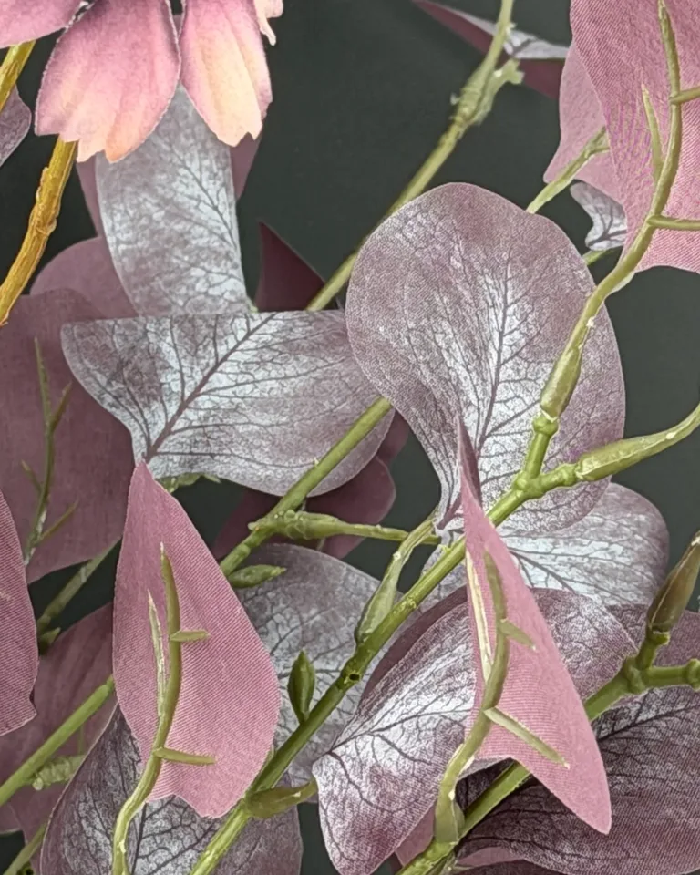 Detail van paars eucalyptusblad in boeket Lyra.