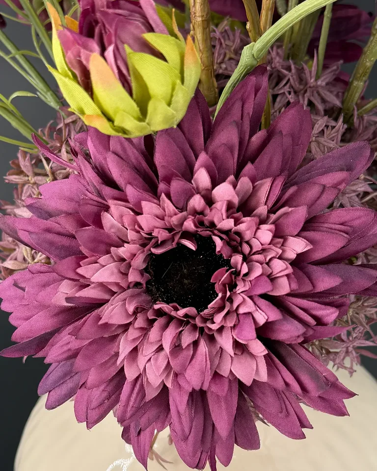 Detail van de volle paarse Helianthus in boeket Lyra.