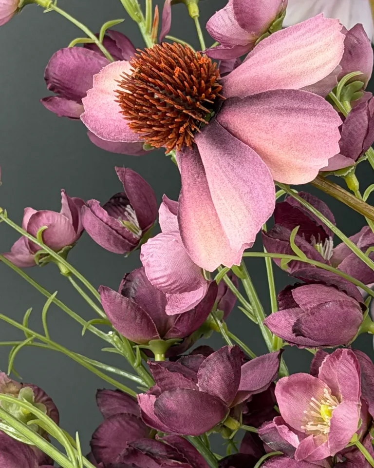 Detail van oudroze Echinacea en paarse Buttercup in boeket Lyra.