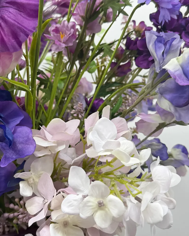 Detail van lila bloemtrossen en blauw-paarse bloemen in zijden boeket Lilou.