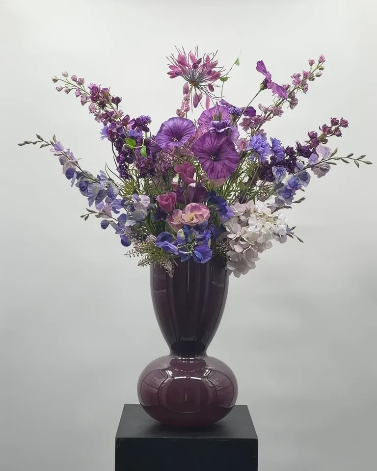 Zijden boeket Lilou met paarse, lila en blauwe bloemen, roze accenten en fijne takken.