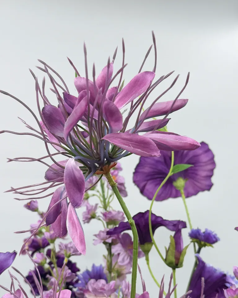 Detail van een oudroze bloem met fijne uitstekende blaadjes in zijden boeket Lilou.