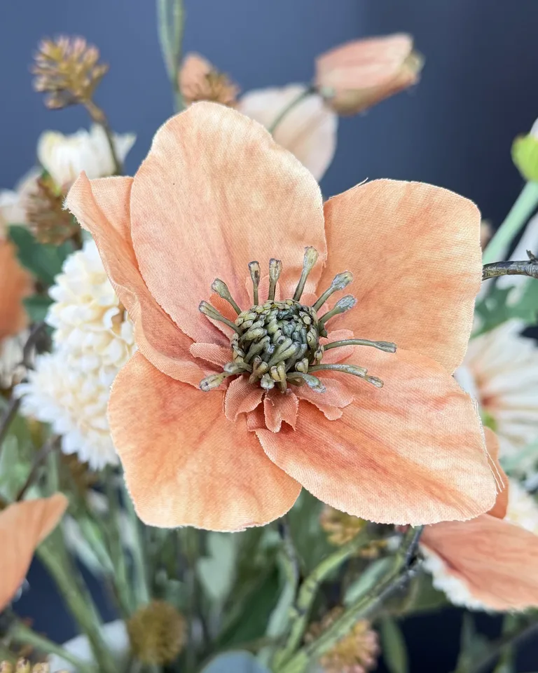Close-up van een terracotta bloem met donkergroen hart in boeket Solenne.