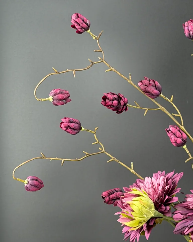 Detail van de paarse hop en gebogen takken in zijden boeket Violetta.
