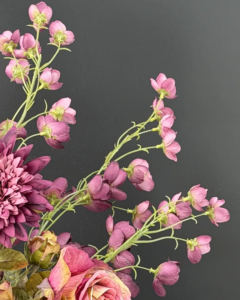 Detail van de fijne paarse buttercupbloemen en groene vertakkingen in Violetta.