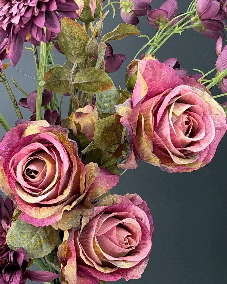 Detail van paarsroze rozen en groen blad in zijden boeket Violetta.