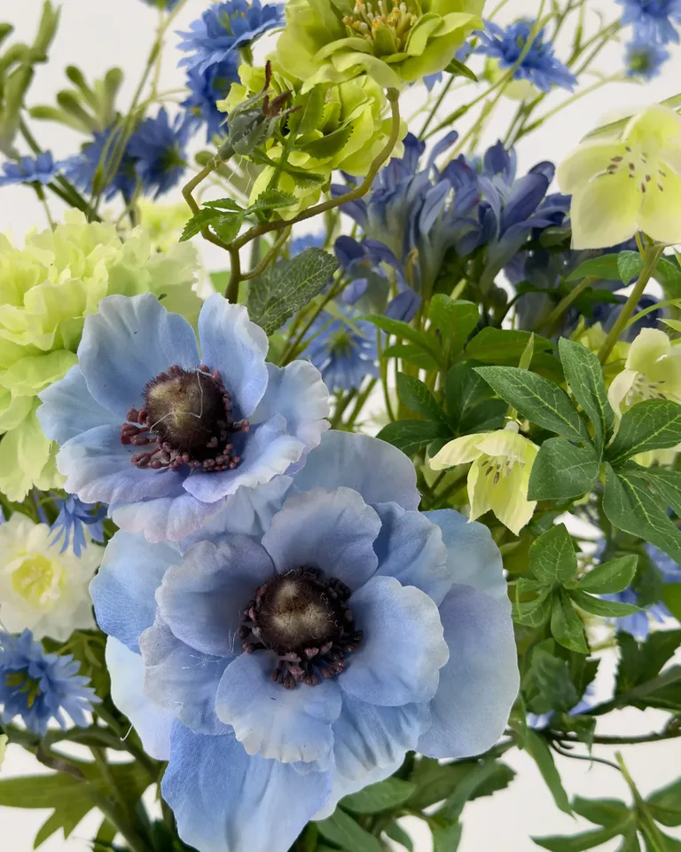 Ciela. Een weelderig veldboeket in blauw, paars, wit en groen.