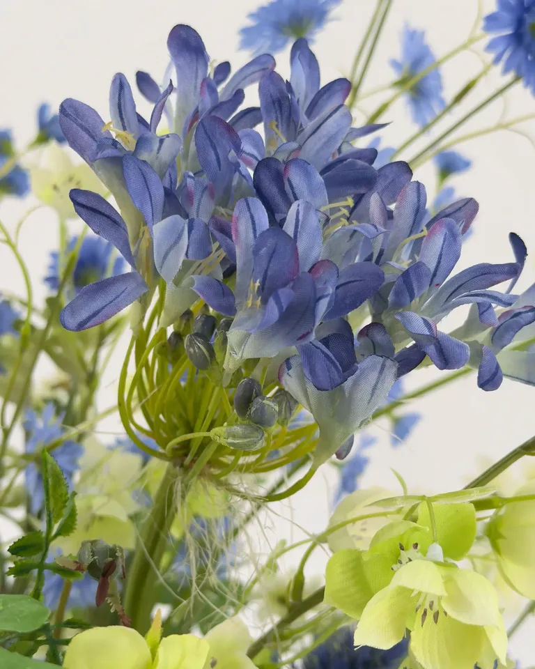 Ciela. Een weelderig veldboeket in blauw, paars, wit en groen.