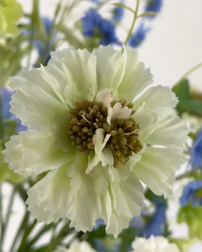 Ciela. Een weelderig veldboeket in blauw, paars, wit en groen.
