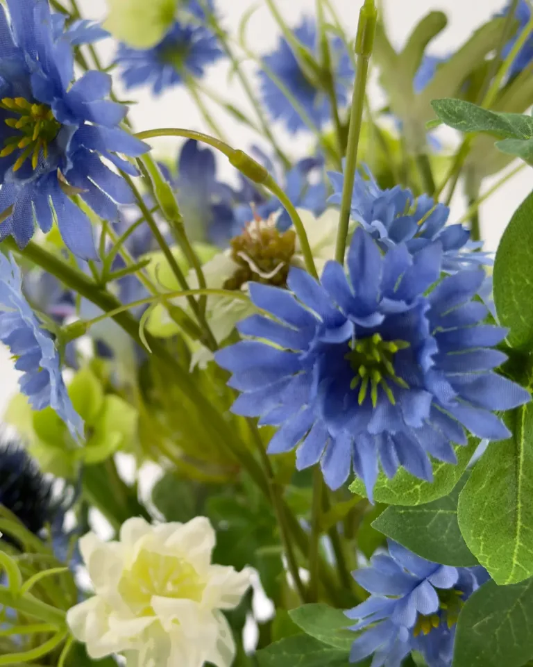 Ciela. Een weelderig veldboeket in blauw, paars, wit en groen.