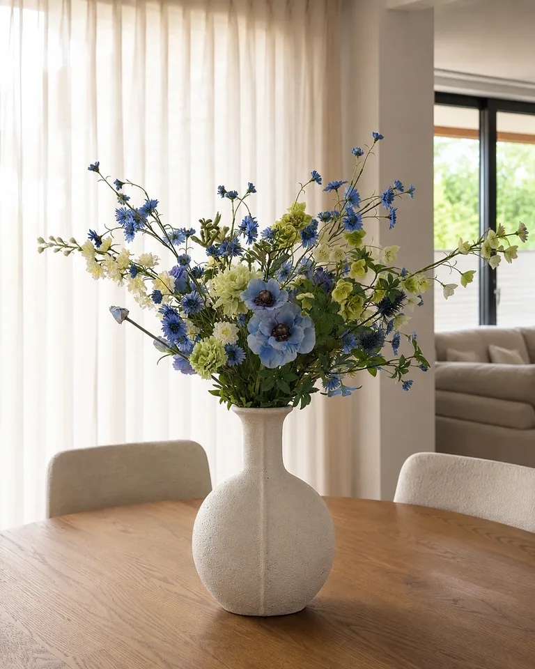 Ciela. Een weelderig veldboeket in blauw, paars, wit en groen.