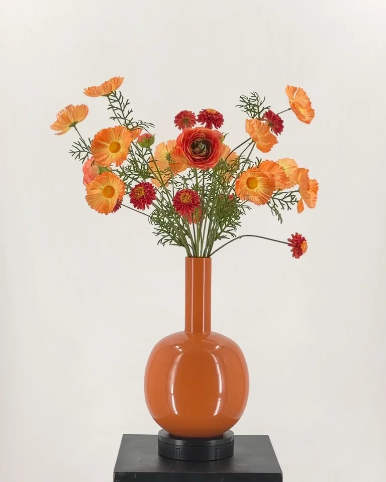 Sora. Een luchtig veldboeket in warm oranje en dieprood.