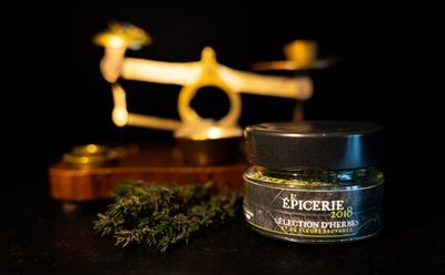 Sélection d'herbes et de fleurs sauvages