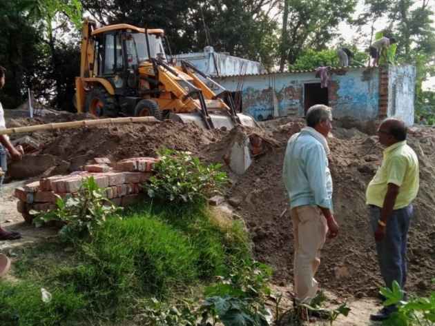 बड़की धवरी गांव मे विवादित भूमि पर डिग्रीधारी का कराया दखल-कब्जा


  

