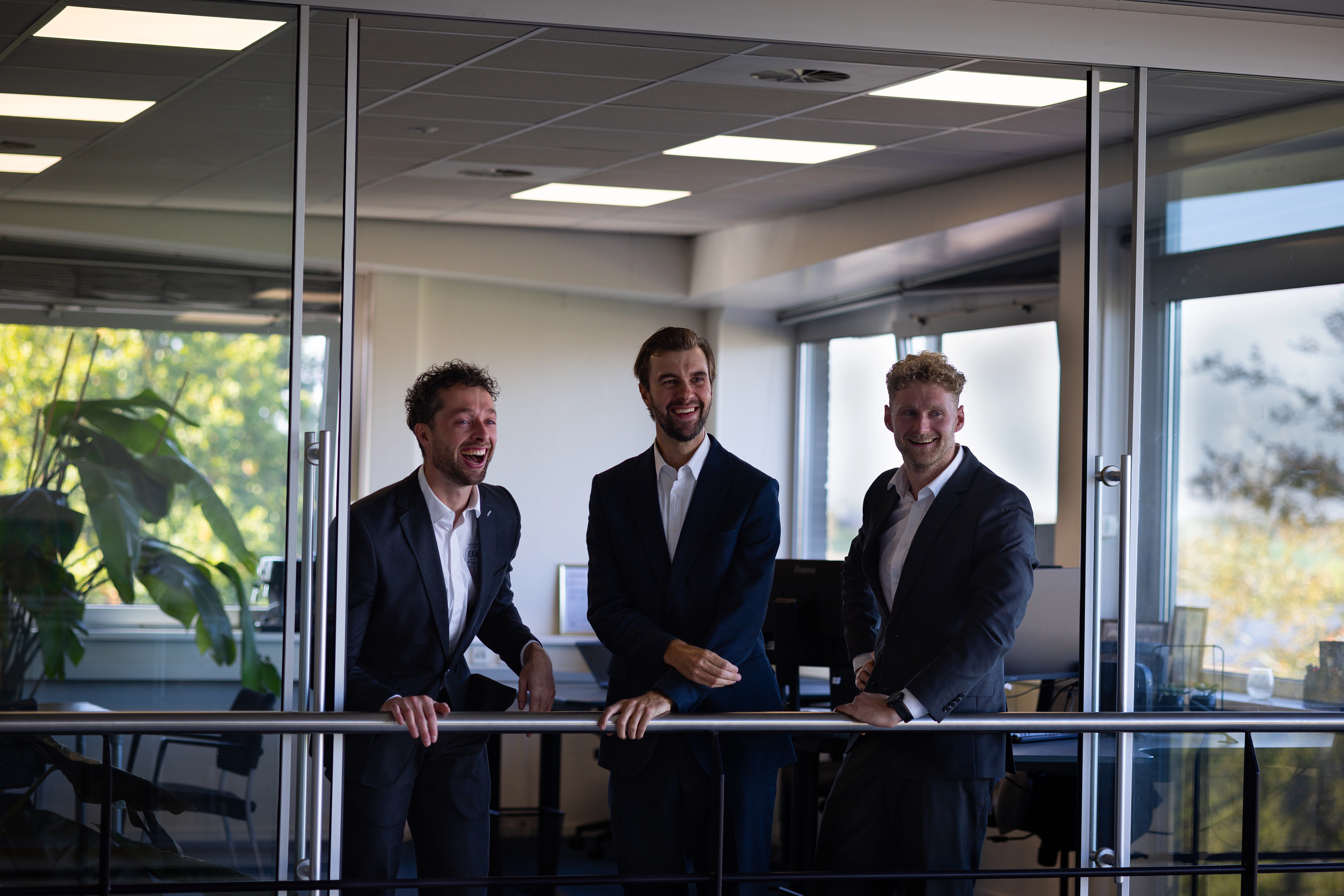 Handshake tussen twee zakenpartners in een kantoor
