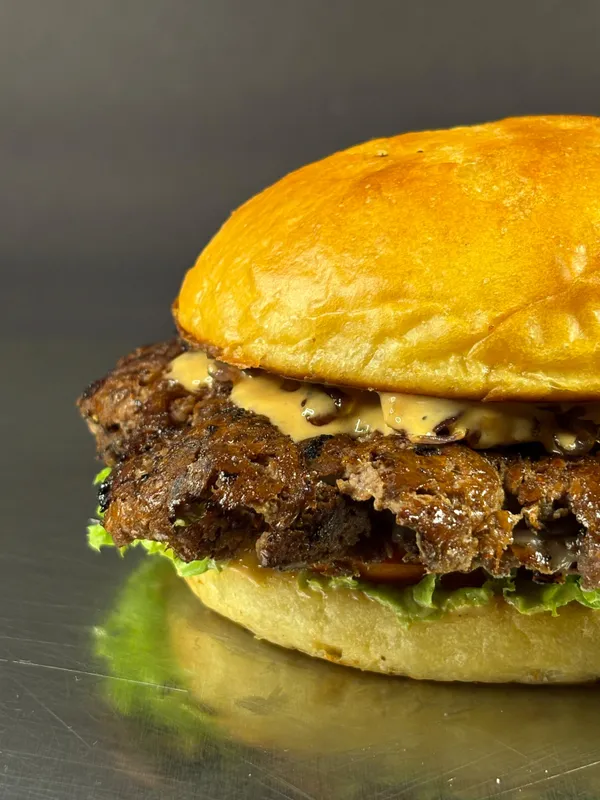 Single Smash Beef Cheeseburger — photo 1