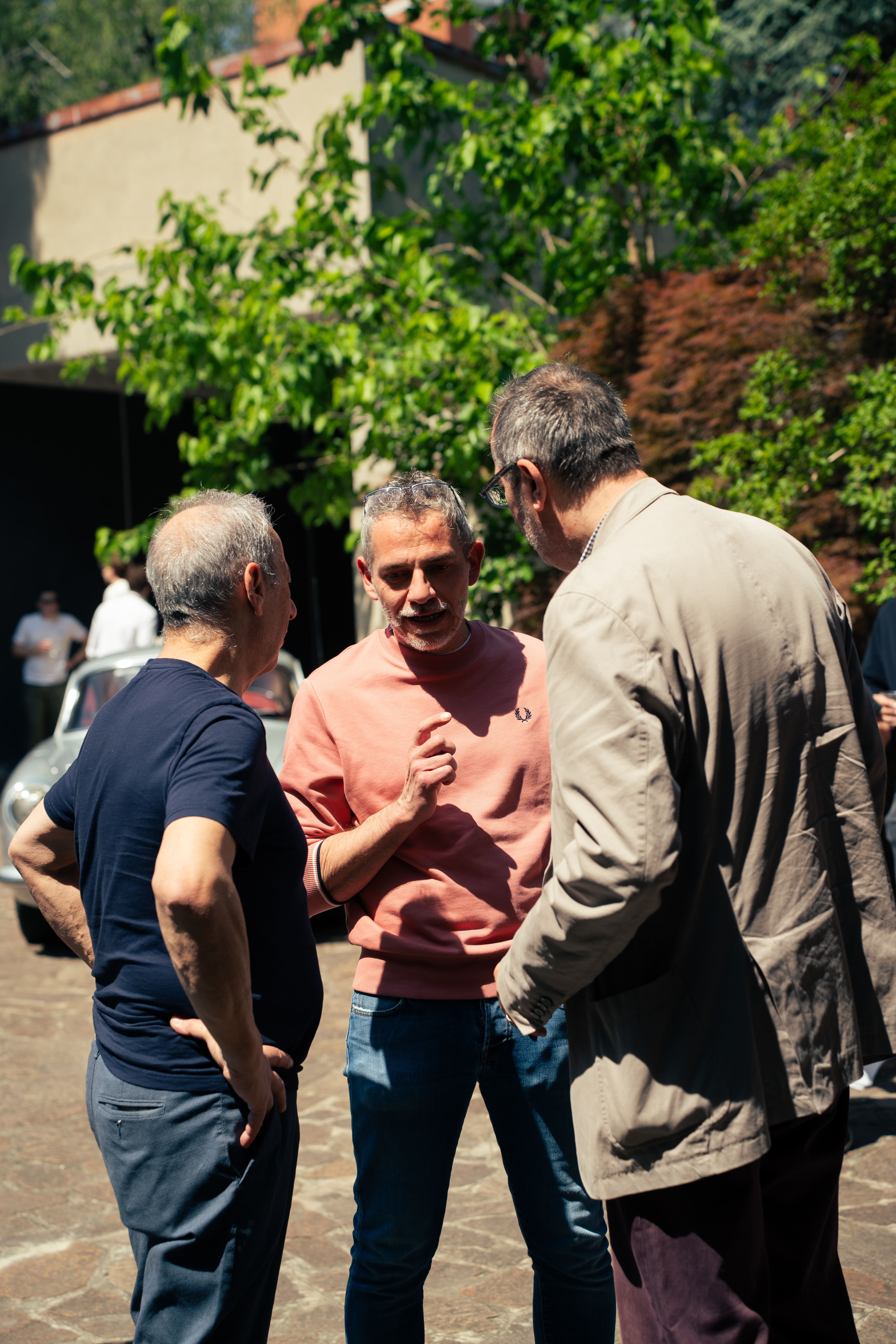 persone che discutono all evento