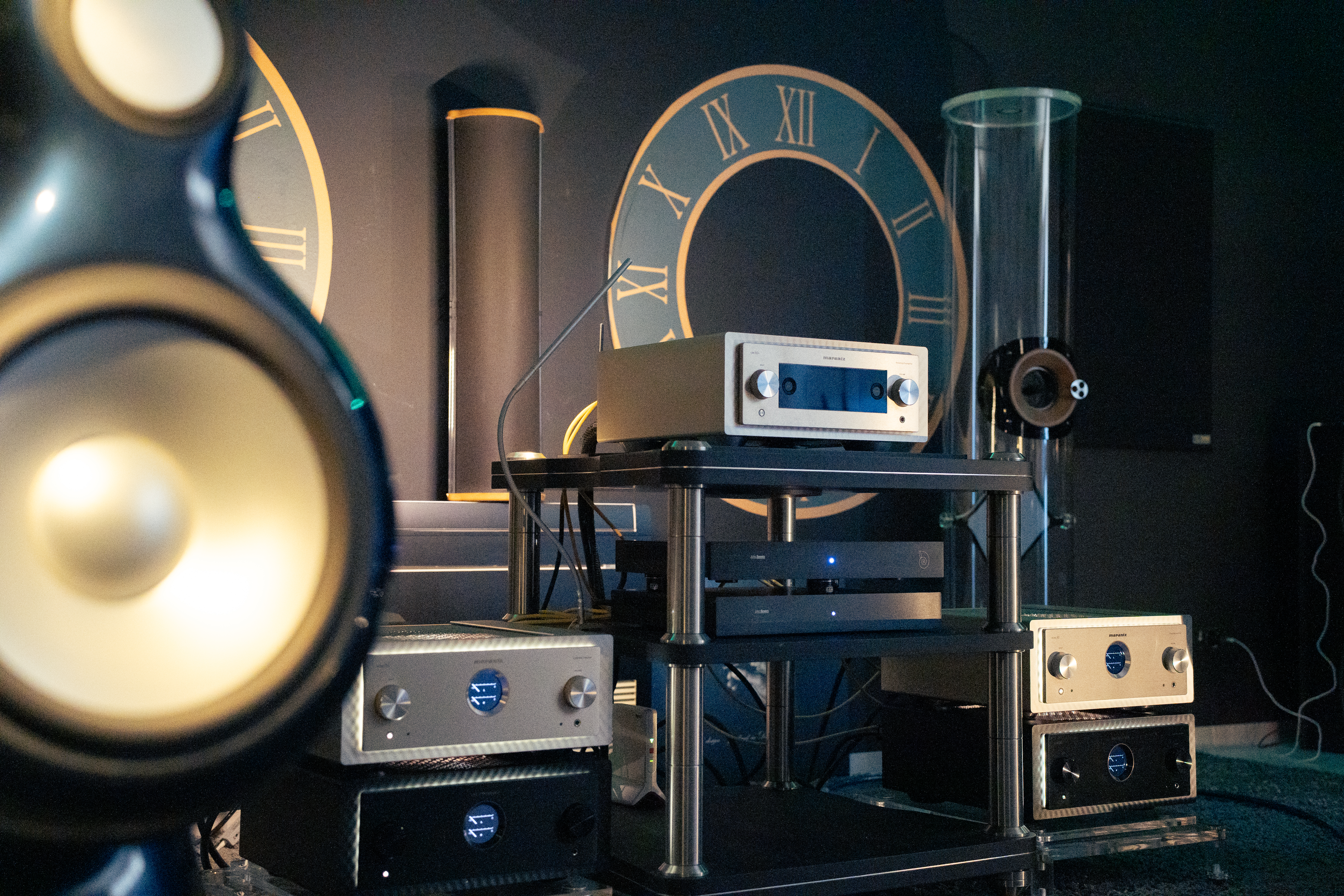 zoom on amplifier marantz 