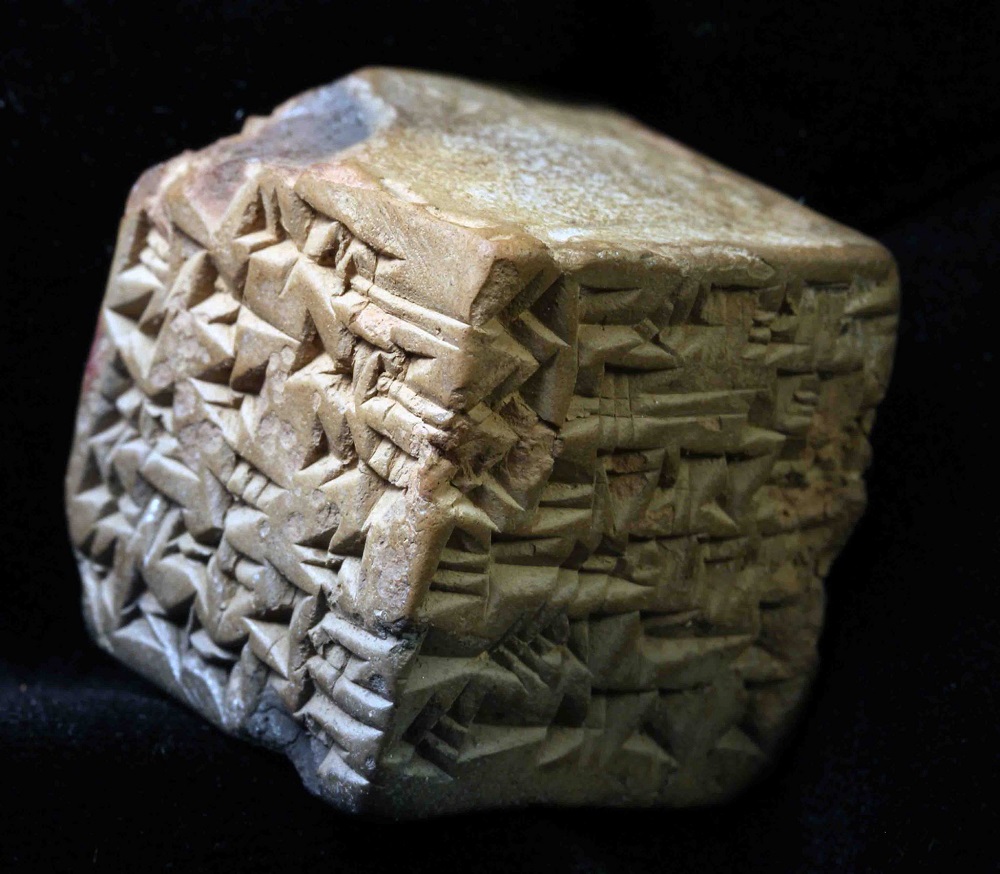 The clay cube (YBC 7058) that served as Yaḫalu’s  pūru (“lot”). – Photo credit of Yale Babylonian Collection.