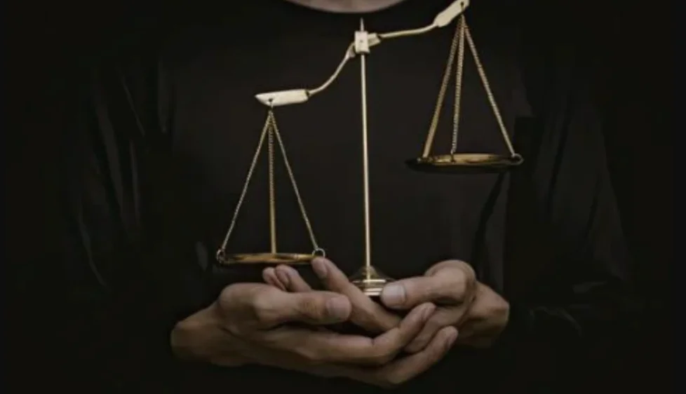 상업적 생존과 민주주의 기여 사이의 긴장