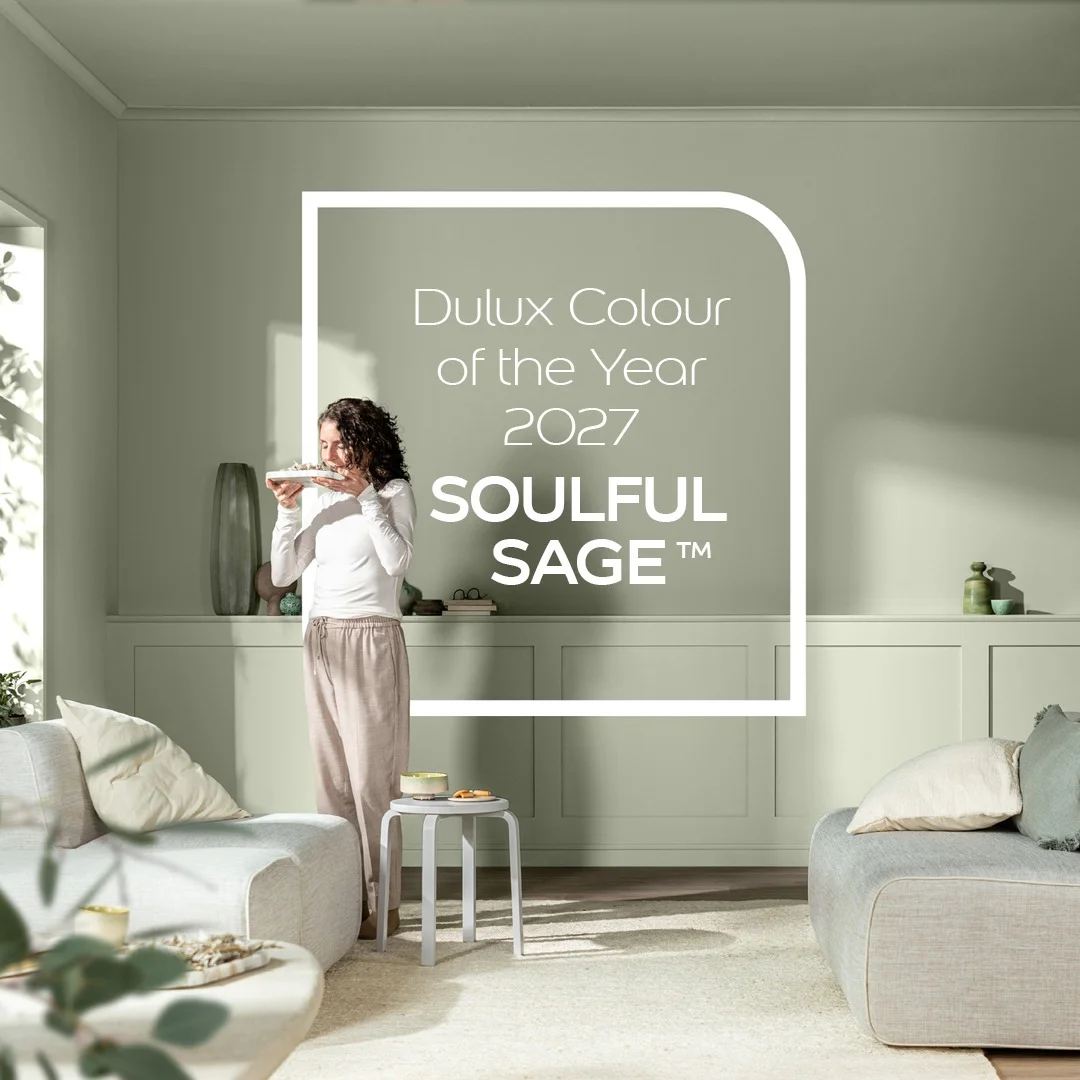 Dulux 2027 올해의 색 Soulful Sage, 벽·천장·목공을 한 색으로 감싼 거실
