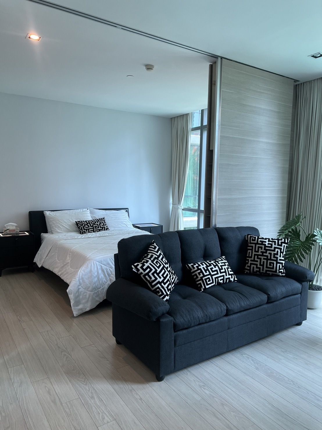 The Room Sukhumvit 21 - Image 1